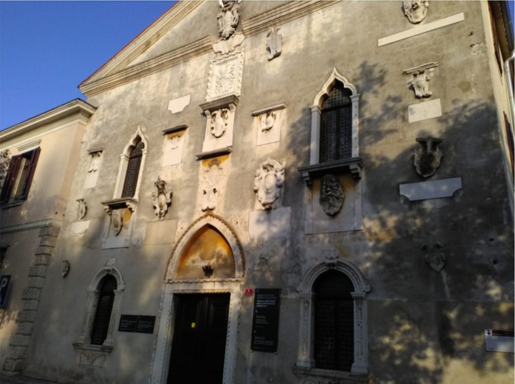 Il fontego a Capodistria è un bell'esempio di architettura veneziana (fotografia tratta dall'articolo di Pamela Tedesco).
