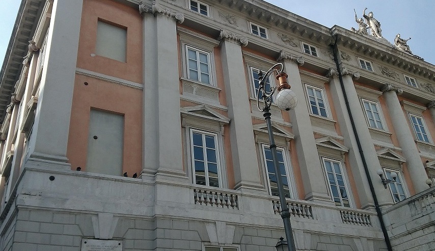 Palle dei cannoni francesi sulla facciata del Teatro Verdi